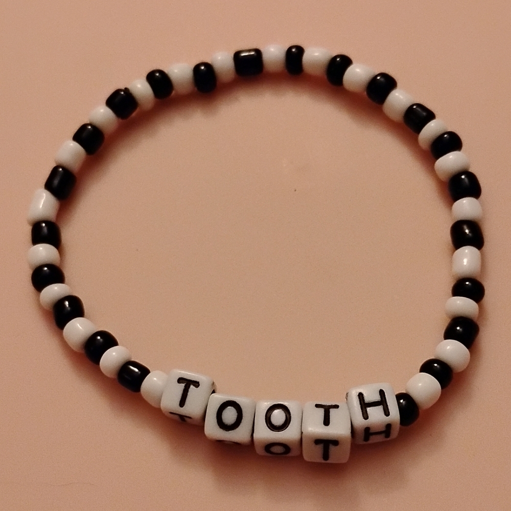 TOOTH Black and White Saturated Beaded Bracelet